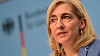 Bild: Sebastian Gollnow/dpa
Nach Warkens Angaben kann Deutschland bei Bedarf unter anderem über das Robert Koch-Institut oder das Bernhard-Nocht-Institut Hilfe leisten. (Archivbild)