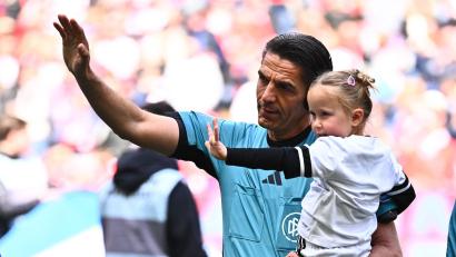 Bild: Tom Weller/dpa
Für Deniz Aytekin war das Spiel in München sein letzter Einsatz als Schiedsrichter.