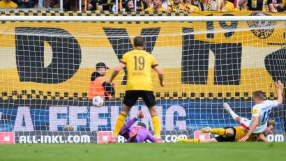 Bild: Robert Michael/dpa
Vincent Vermeij (Dynamo Dresden, r) erzielt das Tor zum 2:0.