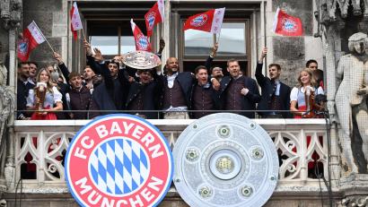 Bild: Sven Hoppe/dpa
Die Bayern-Stars feiern auf dem Rathaus-Balkon.