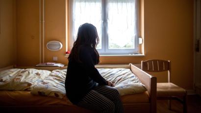 Bild: Maja Hitij/dpa
Frauenhäuser sind wichtige Schutzräume für Opfer von häuslicher Gewalt. In Bayern wurden die Angebote in den vergangenen Jahren weiter ausgebaut. Die aktuelle Statistik zeigt, der Bedarf ist weiterhin extrem hoch. (Illustration)