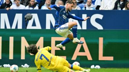 Bild: Bernd Thissen/dpa
Braunschweiger und Schalker lieferten sich packende Duelle.