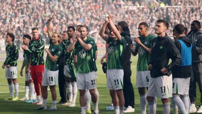 Bild: Christian Charisius/dpa
Die Spieler des VfL Wolfsburg nach dem Abstiegsduell beim FC St. Pauli.