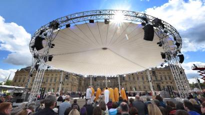 Bild: Karl-Josef Hildenbrand/dpa
Zum Abschlussgottesdienst schien die Sonne.