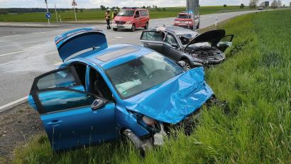 Bild: Peter Nickl/NEWS5/dpa
Bei einem Unfall auf der Bundesstraße 299 bei Mitterteich (Landkreis Tirschenreuth) sind sechs Menschen verletzt worden.