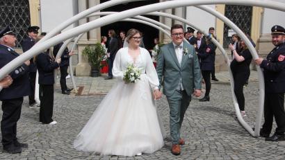 Bild: Konrad Rosner
Freudstrahlend verlassen Jana und Lukas Härtl die Basilika. Die Feuerwehr Thanhausen erwartete das Brautpaar mit einem "Schlauchbogen". Rechts Feuerwehr-Vorsitzender Tobias Schwamberger.