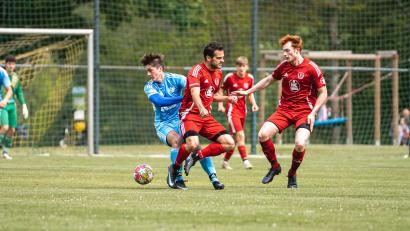 Bild: Hannah Dirscherl
Szenen wie diese prägten das Spiel in Seugast, das die DJK Ensdorf am Ende mit 3:1 gegen den SC Kirchenthumbach für sich entscheiden konnte.