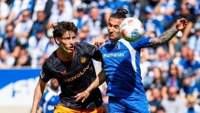 Bild: Julius Frick/dpa
FCM-Dribbler Baris Atik (r) im Zweikampf mit Leon Robinson.