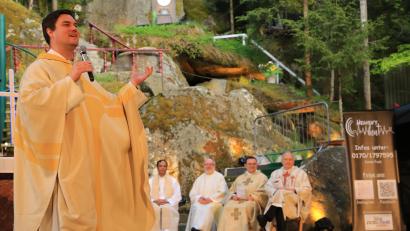 Bild: Michael Meier
Der katholische Jugendtag auf der Luisenburg lockt jedes Jahr Generationen von Gläubigen an. Den Jubiläumsgottesdienst leitete Hauptprediger und Jugendpfarrer Matthias Strätz aus Regensburg (links).