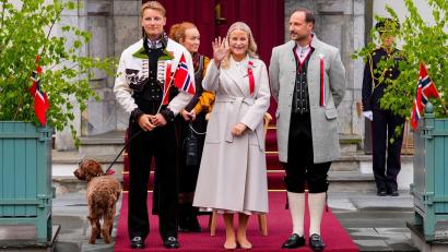 Bild: Lise Åserud/NTB/dpa
Kronprinzessin Mette-Marit (m) zeigte sich erneut in der Öffentlichkeit.