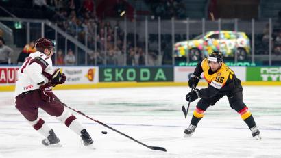 Bild: Claudio Thoma/KEYSTONE/dpa
Frederik Tiffels und die deutsche Eishockey-Nationalmannschaft enttäuschten gegen Lettland.