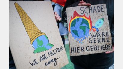 Bild: Christian Charisius/dpa
Auf einem Klimaprotest machen Plakate auf die eskalierende Krise aufmerksam. (Symbolbild)