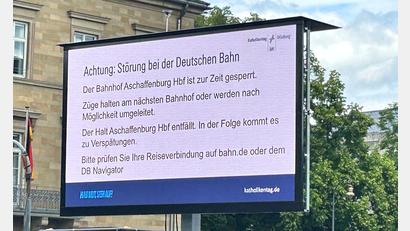 Bild: Angelika Resenhoeft/dpa
Ein Hinweis macht die Besucher des Katholikentags in Würzburg auf die wenig später aufgehobene Sperrung des Bahnhofs in Aschaffenburg aufmerksam.