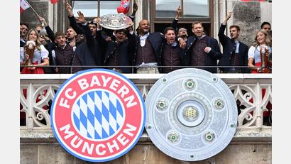 Bild: Sven Hoppe/dpa
Die Spieler vom FC Bayern feiern die Meisterschaft in München.