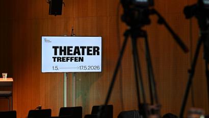 Bild: Jens Kalaene/dpa
Beim Theatertreffen setzt sich Schauspielerin Paulina Alpen mit „Die Welt im Rücken“ durch und erhält den Alfred-Kerr-Darstellerpreis. (Archivbild)
