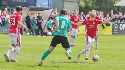 Bild: war
Der TSV Pleystein und Coach Alex Schön feierten ein 6:4 nach Elfmeterschießen gegen den ASV Haselmühl und kippten das Relegationsspiel in Etzenricht nach der Pause. Rechts Torschütze Moritz Hartwig.