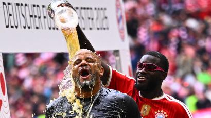 Bild: Tom Weller/dpa
Bayern-Trainer Vincent Kompany bekommt eine Bierdusche von Abwehrspieler Dayot Upamecano.