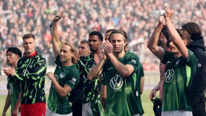Bild: Christian Charisius/dpa
Noch eine Chance erspielt: Die Spieler des VfL Wolfsburg.
