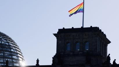 Bild: Carsten Koall/dpa
Bundestagspräsidentin Klöckner lässt die Fahne nur noch am Internationalen Tag gegen Homophobie hissen.