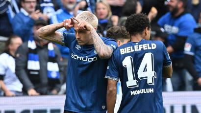Bild: Carmen Jaspersen/dpa
Die Torschützen Joel Grodowski (links) per Doppelpack und Monju Momuluh drehen für Bielefeld das Spiel.