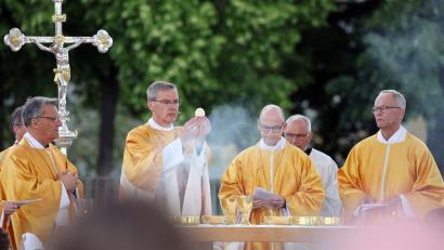 Bild: Karl-Josef Hildenbrand/dpa
Zum Schlussgottesdienst kamen tausende Menschen.