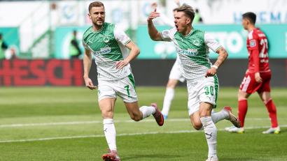 Bild: Daniel Löb/dpa
Fürths Felix Klaus (r) bejubelt sein Tor zum 1:0.
