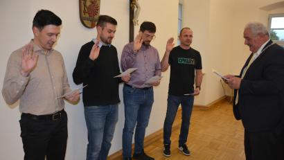 Bild: jr
Bürgermeister Johann Burger (rechts) vereidigte vier neue Gemeinderäte: Josef Wührl, Jonas Wohlrab, Matthias Härtl und Gerald Riolfi (von links).