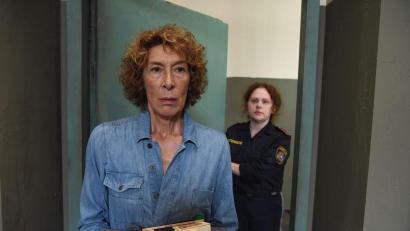 Bild: Hubert Mican/ZDF/dpa
Gloria Almeda (Adele Neuhauser) wurde zu 15 Jahren Haft für den Auftragsmord an ihrem Gatten verurteilt. Im Gefängnis schmiedet sie einen Racheplan.