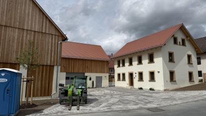 Bild: upl
In Adlholz wurde dieser Bauernhof mitten im Ort von der Gemeinde saniert. Jetzt dient der Hof als neues Dorfzentrum mit einer Mehrzweckhalle und Räumen für die verschiedenen Vereine.