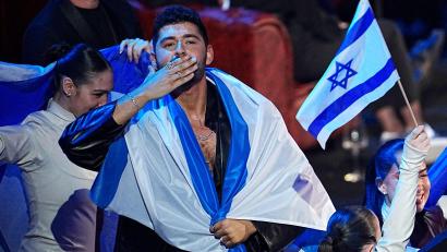 Bild: Georg Hochmuth/APA/dpa
Der israelische Kandidat Noam Bettan während des Finales des 70. Eurovision Song Contest (ESC) in der Wiener Stadthalle.