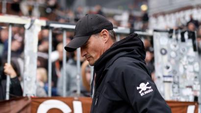 Bild: Philipp Szyza/dpa
Bleibt er oder bleibt er nicht beim FC St. Pauli?: St. Pauli-Trainer Alexander Blessin zögert noch mit der Antwort.