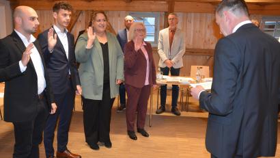 Bild: jr
Bürgermeister Andreas Malzer (rechts) vereidigt die neuen Markträte (von links) Manuel Ernst, Marius Ulrich, Julia Hamann und Andrea Schwägerl.