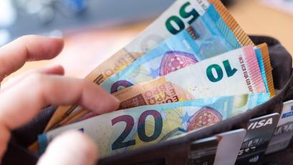 Symbolbild: Monika Skolimowska
Ein Mann hat annähernd 70.000 Euro vom Konto seiner dementen Eltern abgehoben. Dafür muss der Mann jetzt zweieinhalb Jahre ins Gefängnis.