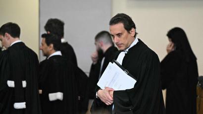 Bild: Gabriel Bouys/AFP/dpa
Der Verteidiger des mutmaßlichen Clan-Chefs wirft der Polizei vor, seinen Mandanten mit unlauteren Methoden abgehört zu haben.