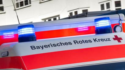 Symbolbild: Peter Kneffel/dpa
Der Motorradfahrer wurde mit schweren Verletzungen ins Krankenhaus gebracht.