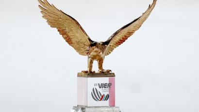 Bild: Daniel Karmann/dpa
Symbol für die Tournee: die goldene Siegertrophäe. (Archivbild)