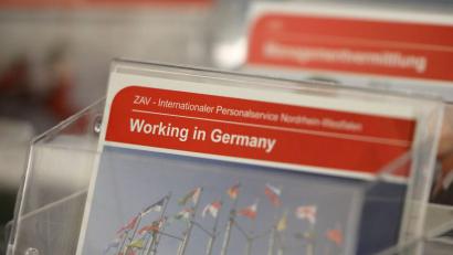 Bild: Oliver Berg/dpa
Der Zugang zur Arbeit für Ausländer wird in den Regionen innerhalb Bayerns einem Gutachten zufolge unterschiedlich gehandhabt (Symbolbild).