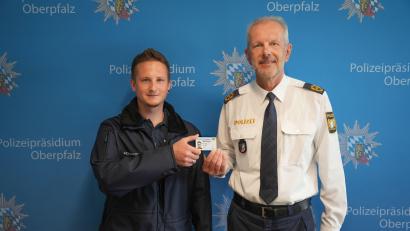 Bild: Polizeipräsidium Oberpfalz
Neuer Dienstausweis der Sicherheitswacht im Scheckkartenformat eingeführt.