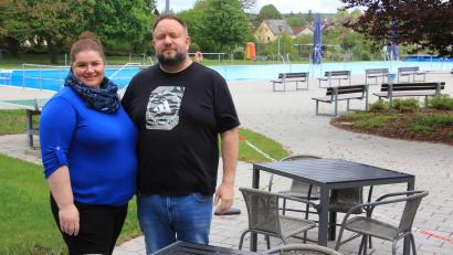 Bild: Konrad Rosner
Katerina Iterska und Christopher Schramm freuen sich auf die Eröffnung des Kiosks im Freibad Waldsassen.