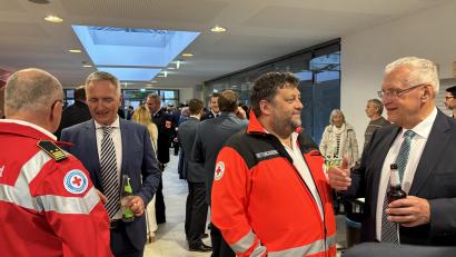 Bild: lei
Joachim Herrmann (rechts) zum Blaulichtemfpang in Ursensollen.
