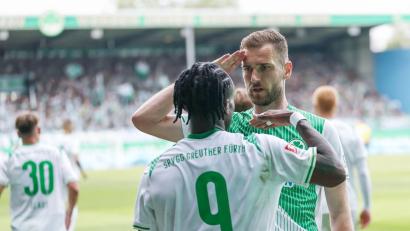 Bild: Daniel Löb/dpa
Die Fürther Noel Futkeu und Dennis Srbeny bejubeln den Sieg über Düsseldorf.