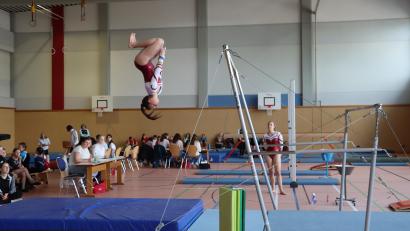 Bild: Julia Ritter
Beim Top-Ten-Cup in Erbendorf zeigten 120 qualifizierte Turnerinnen des Turngaus Oberpfalz-Nord ihr Können an Sprung, Stufenbarren, Balken und Boden.