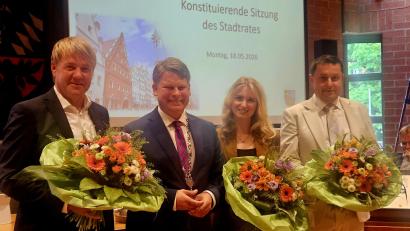Bild: blf
Die frisch gewählten Stellvertreter von Oberbürgermeister Benjamin Zeitler erhalten Blumensträuße: Jürgen Meyer, Benjamin Zeitler, Saskia Kosmus und Stephan Gollwitzer (von links).