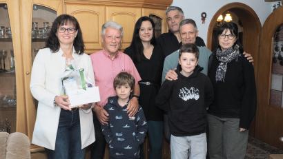 Bild: kek
Eugen Eckert (zweiter von links) feierte unter anderem mit seinen Söhnen, Schwiegertöchtern und den zwei Enkeln 80. Geburtstag. Auerbachs Bürgermeisterin Birgit Barth (links) gratulierte.