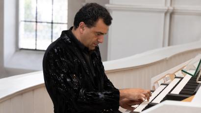 Bild: Roland Wellenhoefer
Virtuos und hochkonzentriert: Paolo Oreni am großen Spieltisch der historischen Voit-Konzertsaalorgel in der Erbendorfer Stadtpfarrkirche. Selbst anspruchsvolle Werke spielte der Organist auswendig.