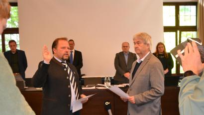 Bild: as
Den Amtseid legte der neue Landrat Hubert Schicker vor Hans Klupp (rechts) ab, dem diese Aufgabe als ältestem Mitglied im Gremium zufiel.