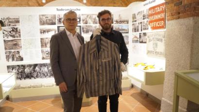 Bild: wel
Martin Scharf (links) übergab die Häftlingsjacke an den Museumsleiter Johannes Steidl