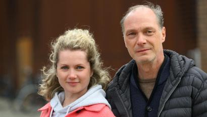 Bild: Robert Michael/dpa
Gröschel und Brambach spielen im Dresdner Tatort Kommissarin Leonie Winkler und den Kommissariatsleiter Peter Michael Schnabel (Archivbild).