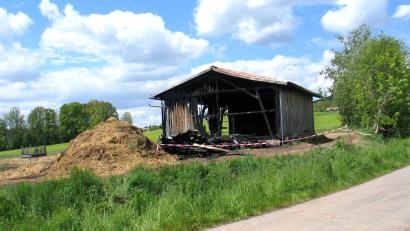 Bild: Bernhard Kreuzer
160 Einsatzkräfte waren am späten Sonntagabend zum Brand einer Scheune bei Plößberg ausgerückt. Aus dem Freilaufstall konnten sie wohl alle Kühe lebend retten.