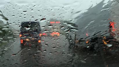 Bild: picture alliance / dpa
Auf der regennassen A7 passierten kurz hintereinander mehrere Unfälle. (Symbolbild)